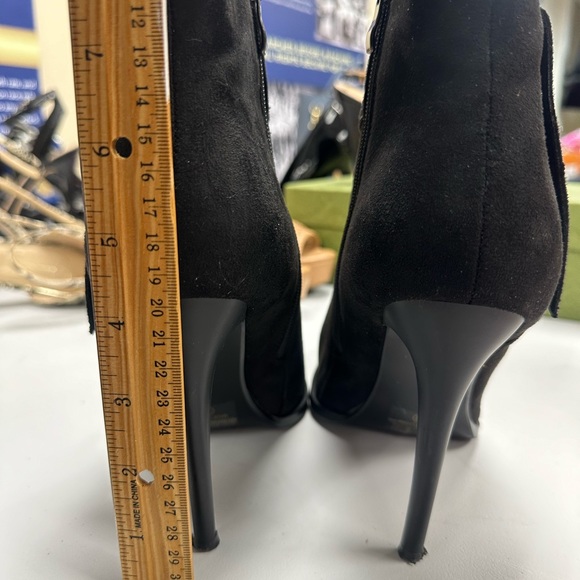 Black heeled boots. - Picture 2 of 3